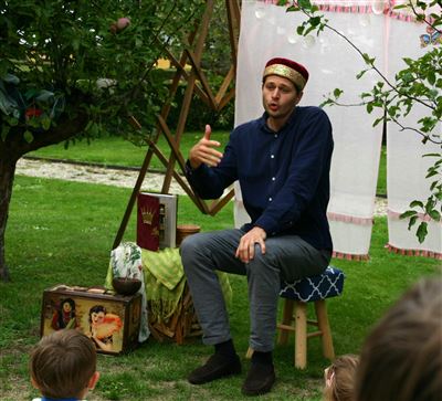Pablo erzählt im Garten vom Kapuziner Kloster Olten, 9.August.2023