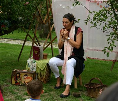Karin erzählt im Garten vom Kapuziner Kloster Olten, 9.August.2023
