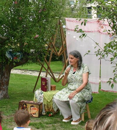Rosmarie erzählt im Garten vom Kapuziner Kloster Olten, 9.August.2023